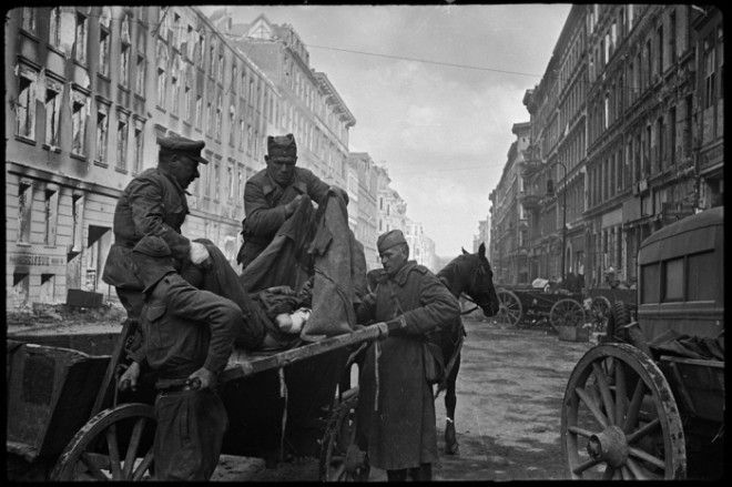 Транспортировка раненых в военный госпиталь на Фридрихштрассе. Германия, Берлин, 30 апреля, 1945 год.