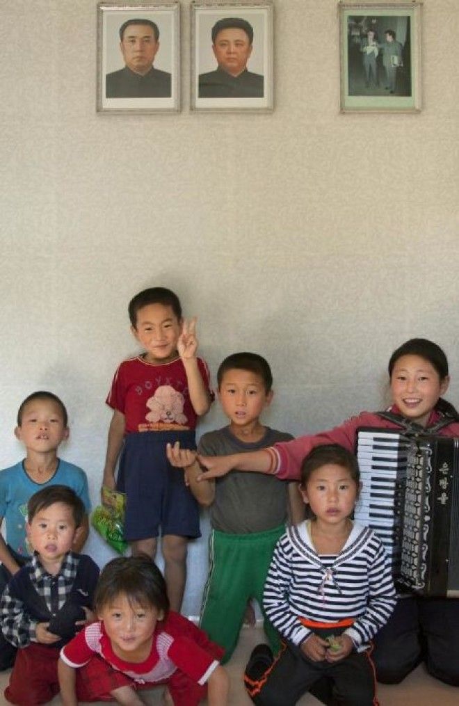 Дети позируют для общей фотографии.