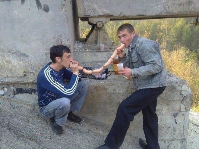 Ходят слухи, что существуют специальные курсы, где обучают вот такому вот креативу. Иначе, как это объяснить? Ходят слухи, что существуют специальные курсы, где обучают вот такому вот креативу. Иначе, как это объяснить? девушки, люди, мачо, прикол, россия, село, селянство, юмор
