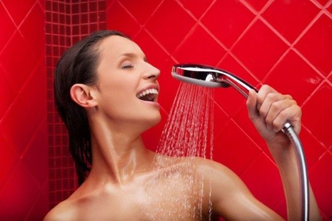 devuschka_poet_v_dusche