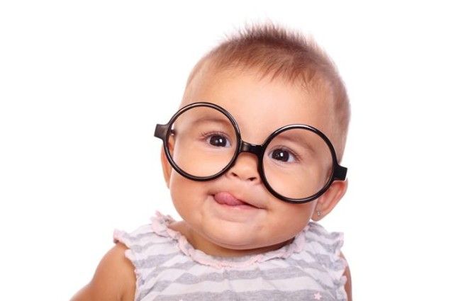 Ребёнок различает предметы на расстоянии 28–30 см