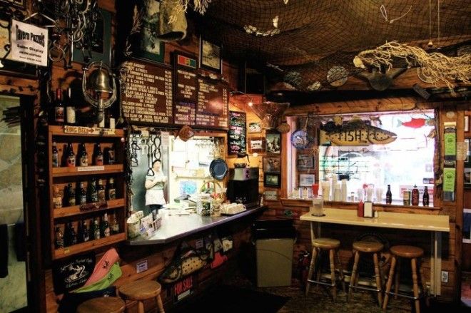 В местное кафе можно прийти в любое время суток в пижаме и тапочках (Уиттиер, Аляска). | Фото: topvoyager.com.