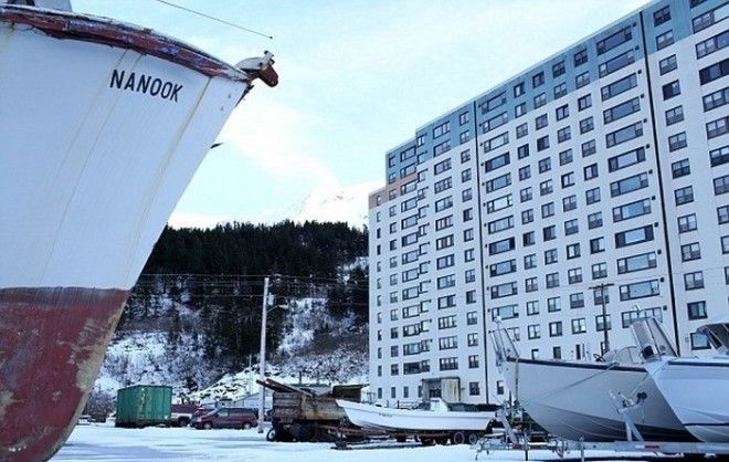 Странное соседство единственного жилого дома в городе (Whittier, Аляска). | Фото: nash-nyc.com.