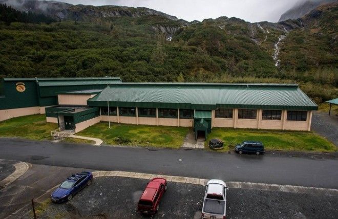 Здание школы находится недалеко от жилого корпуса (Whittier, Аляска). | Фото: macos.livejournal.com.