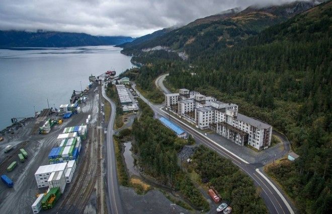 Остатки помещений военной базы, вход на которые охраняется и строго запрещен (Whittier, Аляска). | Фото: macos.livejournal.com.