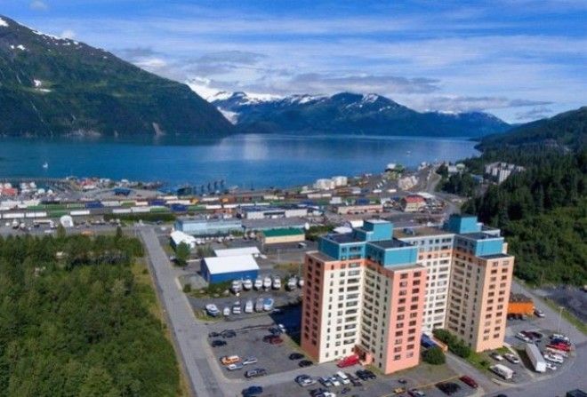 Уиттиер – уникальный город на планете, в котором всего лишь один жилой дом